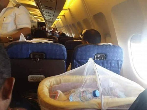 وفاة طفلة على متن طيران اليمنية في عدن نتيجة انقطاع التكييف وتأخر الإقلاع (فيديو)