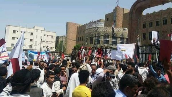 وقفة احتجاجية للجرحى أمام مبنى محافظة تعز للتنديد باهمال اللجنة الطبية