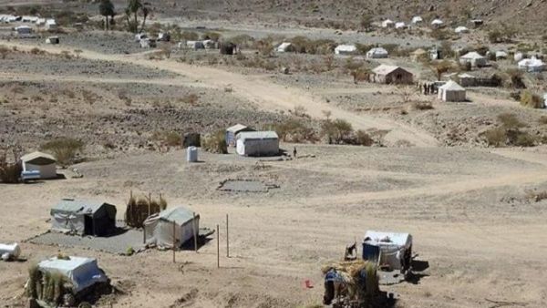 1200 أسرة في مخيم الخانق شرق صنعاء وسط القصف والجوع