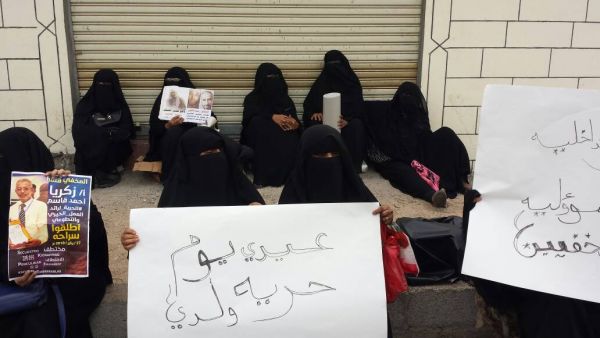 أمهات المخفيين يناشدن هادي التدخل لدى الإمارات لإطلاق سراح ذويهن