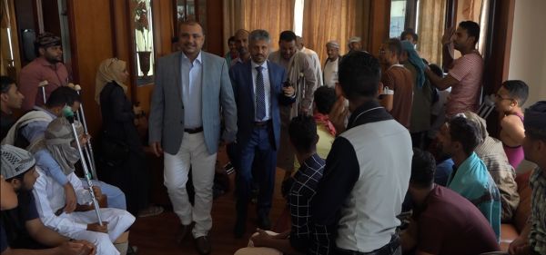 السفير اليمني لدى سلطنة عمان يزور جرحى تعز