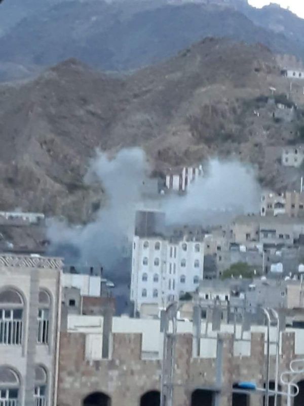 جرحى بقذيفة أطلقها الحوثيون استهدفت مستشفى الثورة بتعز