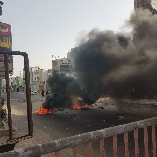 احتجاجات غاضبة في عدن وأعمال شغب بسبب تردي الوضع الاقتصادي