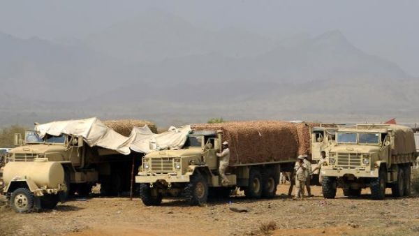 السعودية تدفع بقاطرات إلى مطار الغيضة تحمل عشرات الأطقم العسكرية