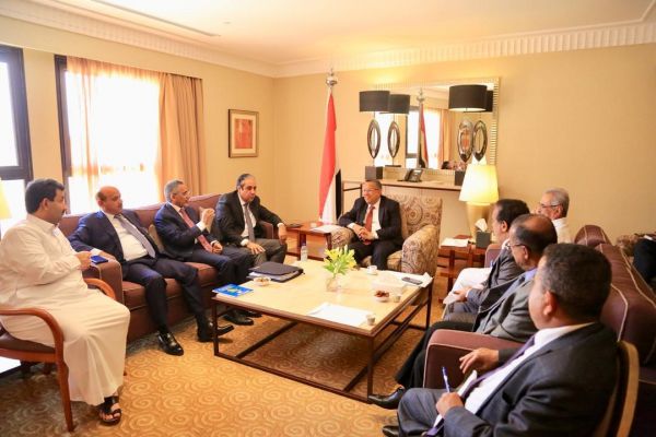 اللجنة الاقتصادية تدعو للضغط على الحوثيين في توريد الإيرادات للبنك بعدن