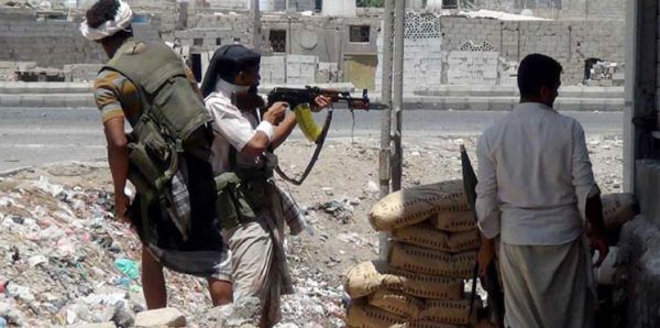 إصابة ثلاثة مدنيين بينهم طفلة برصاص قناص حوثي في تعز