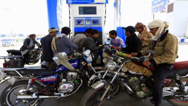 سكان صنعاء يعانون لتحصيل الوقود مع استمرار معركة الحديدة