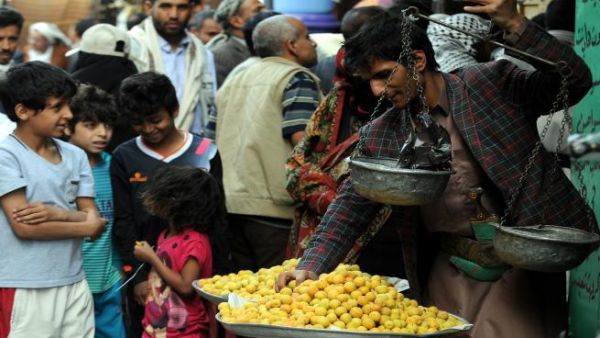 تجار صنعاء يشكون الازدواج الجمركي وابتزاز الحوثيين