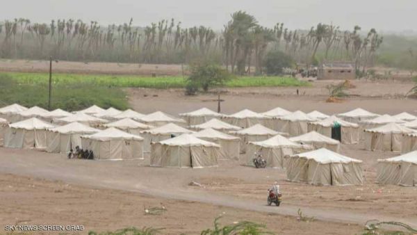 الحوثيون يقصفون مخيماً للنازحين في الخوخة والحكومة تدين