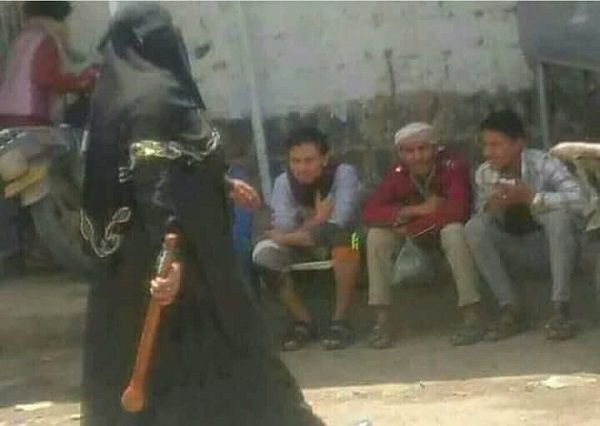 مليشيا الحوثي تقمع تظاهرة الجياع في صنعاء وتعتقل عشرات الفتيات