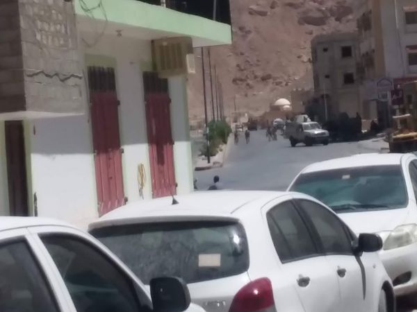 حراسة المجمع الحكومي في وادي حضرموت تطلق النار لتفريق تظاهرة احتجاجية