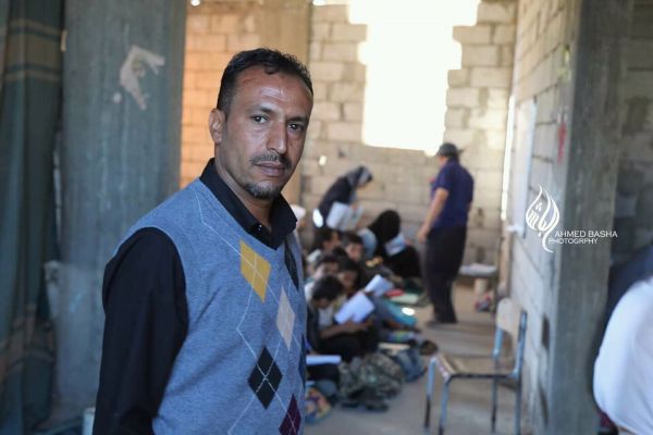 معلم يمني يحوّل منزله إلى مدرسة مجانية