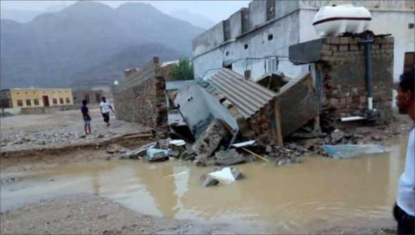 اليمنيون يستعينون بمواقع التواصل لمواجهة إعصار 