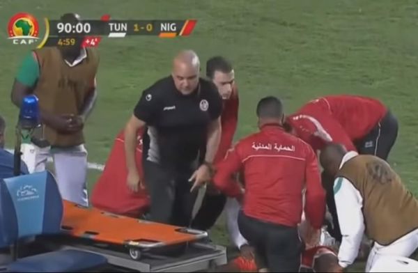 شاهد كيف أنقذ طبيب منتخب تونس لاعب الفريق الخصم من موت محقق