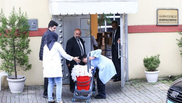 بالصور.. إدخال كميات كبيرة من مستلزمات التنظيف للقنصلية السعودية بإسطنبول