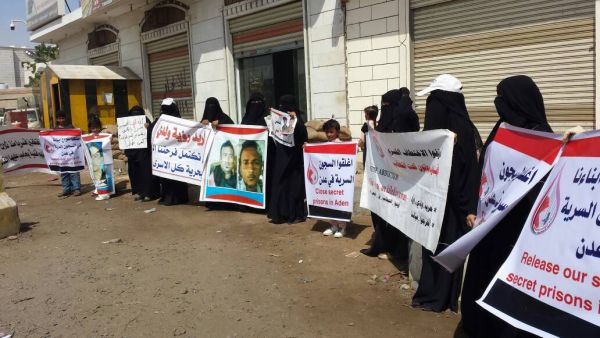 وقفة احتجاجية لرابطة أمهات المخفيين قسرا أمام منزل الميسري في عدن