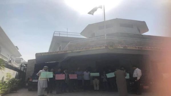 طلاب اليمن في باكستان يعتصمون أمام السفارة اليمنية في إسلام آباد