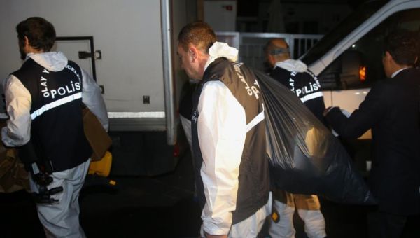 المحققون الأتراك يحملون أكياسا من منزل القنصل السعودي