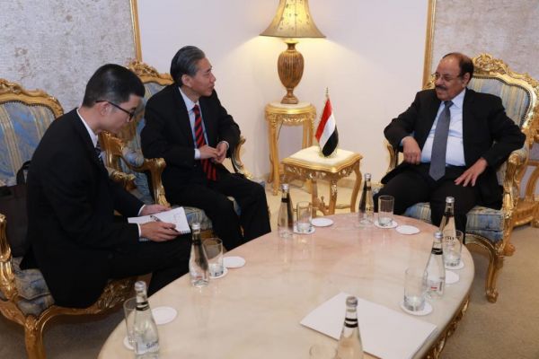  نائب الرئيس يبحث مع السفير الصيني آخر المستجدات في اليمن