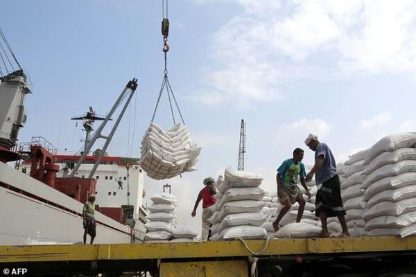 الحكومة تحمل الحوثيين مسؤولية احتجاز 51 طن قمح تابعة للغذاء العالمي