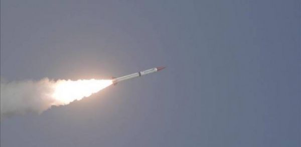 دفاعات التحالف تعترض صاروخا باليستيا أطلقه الحوثيين في سماء نجران