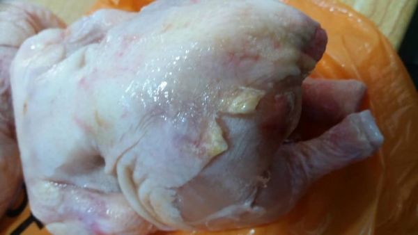 هيئة المقاييس ترفض إدخال دجاج مجمد مخالف للمواصفات بعدن
