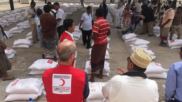 تركيا توزع إغاثة غذائية للنازحين في عدن