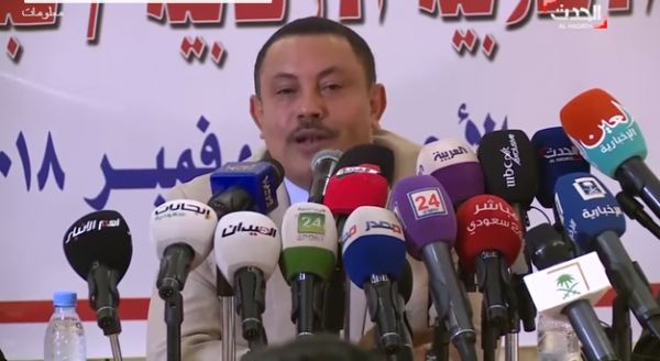 جدل بعد تعرض وزير منشق عن الحوثيين للقذف بحذاء في الرياض
