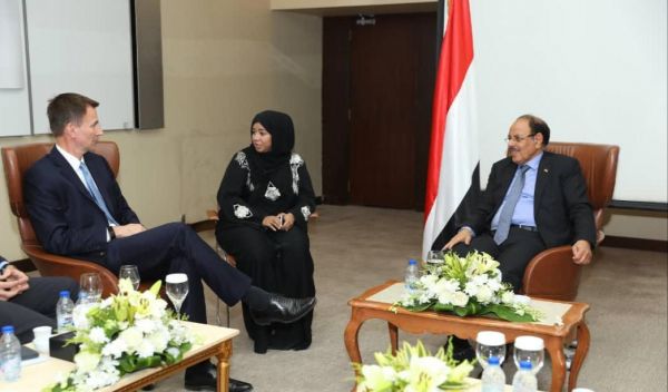 وزير الخارجية البريطاني يلتقي نائب الرئيس اليمني ضمن زيارة تشمل المنطقة