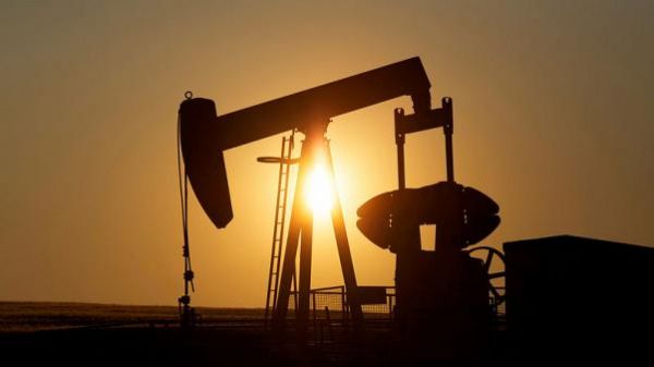أسعار النفط تستقر لكن مخاوف تخمة الإمدادات تضغط على المعنويات