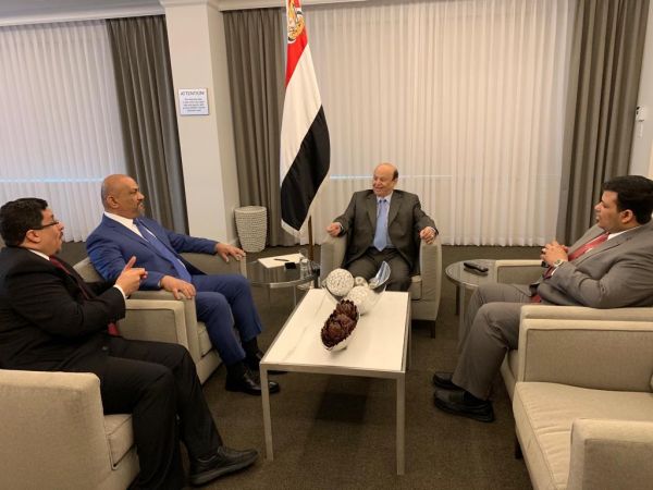 هادي يحث وزير خارجيته على مواكبة الواقع وتفعيل الدبلوماسية اليمنية