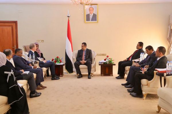 رئيس الوزراء يناقش مع مسؤول أممي انتهاكات الحوثيين