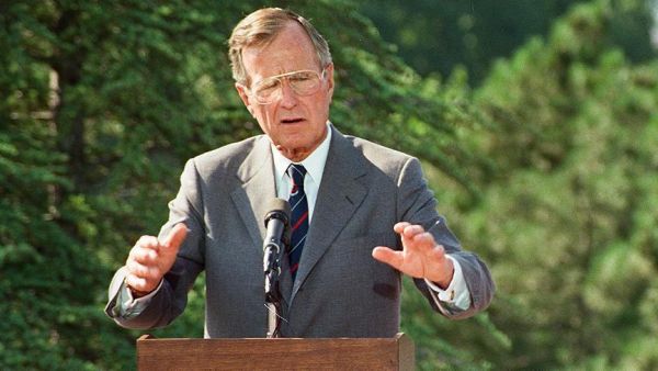 وفاة الرئيس الأمريكي الأسبق بوش عن 94 عامًا