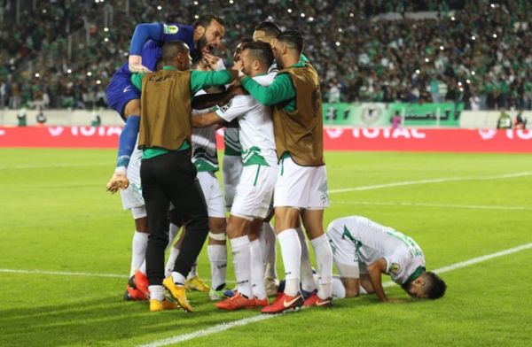 الرجاء يتوج الكرة المغربية بكأس الاتحاد الأفريقي (شاهد)