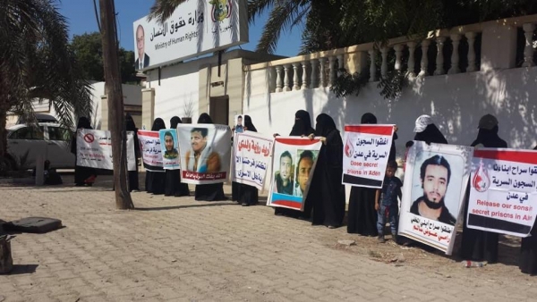 أمهات المختطفين تُحمل الميسري والنائب العام مسؤولية سلامة ذويهن المضربين عن الطعام في سجن بئر أحمد