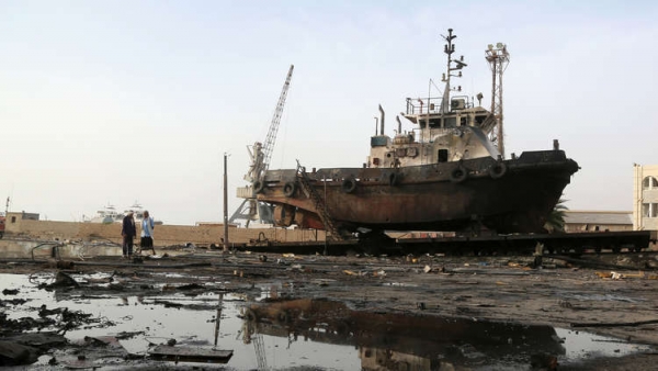 تقرير: جماعة الحوثي احتجزت ونهبت 88 سفينة تجارية ونفطية و697 شاحنة إغاثة