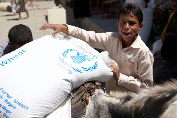 برنامج الأغذية العالمي يتهم الحوثيين بتحويل مواد الإغاثة إلى غير المستحقين