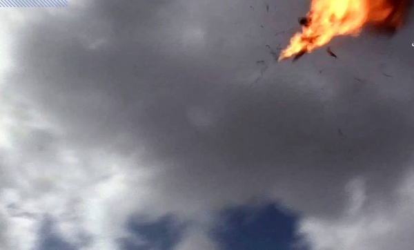 شاهد بالفيديو.. لحظة قصف طائرة الحوثيين المسيرة فوق منصة العند