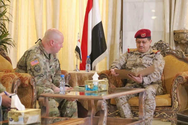 الملحق العسكري الأمريكي: استهداف قيادة الجيش بالعند يقوض عملية السلام في اليمن