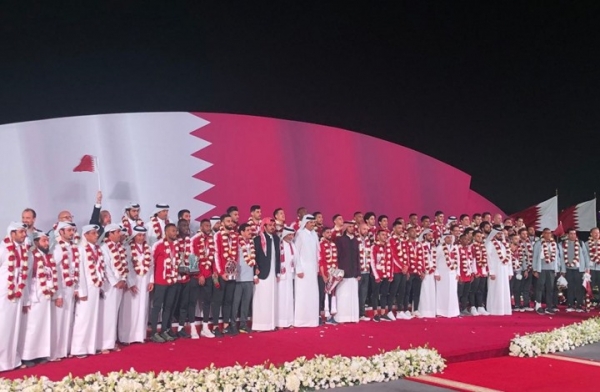 أمير قطر يستقبل لاعبي العنابي بالورود بعد التتويج