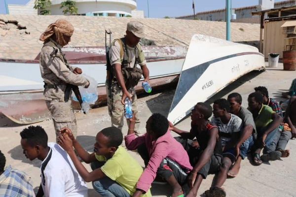 ضبط قارب على متنه 122 مهاجرا اثيوبيا في سواحل حضرموت