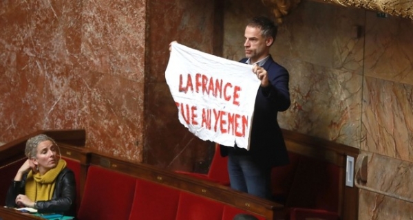 نائب فرنسي يرفع لافتة ضد الحرب في اليمن