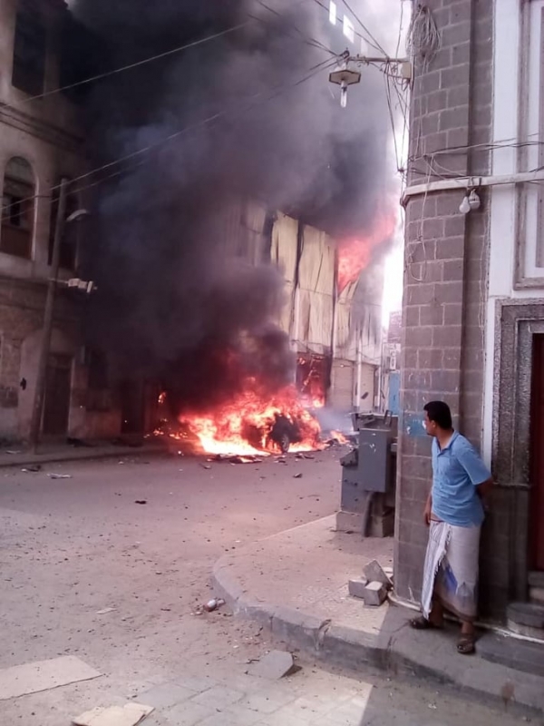 حريق يلتهم مركزا تجاريا في عدن (صور)