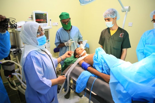 افتتاح مخيم جراحي للأطفال في عدن بدعم كويتي