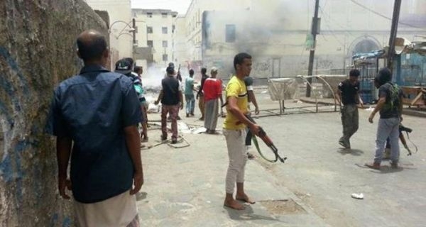 مقتل جندي وإصابة اثنين يتبعون حراسة وزير الداخلية برصاص مسلحين بعدن