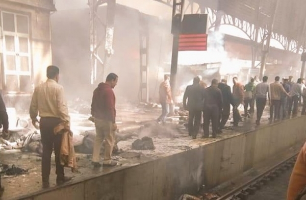 قتلى وجرحى إثر حريق في محطة قطار بالقاهرة (شاهد)