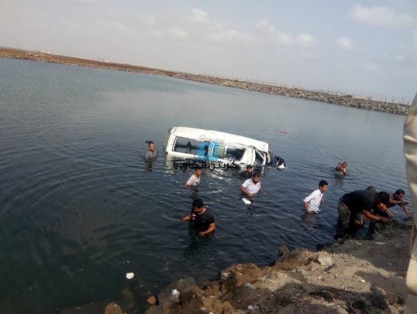 وفاة مواطن وإصابة آخرين بحادث مروري في عدن