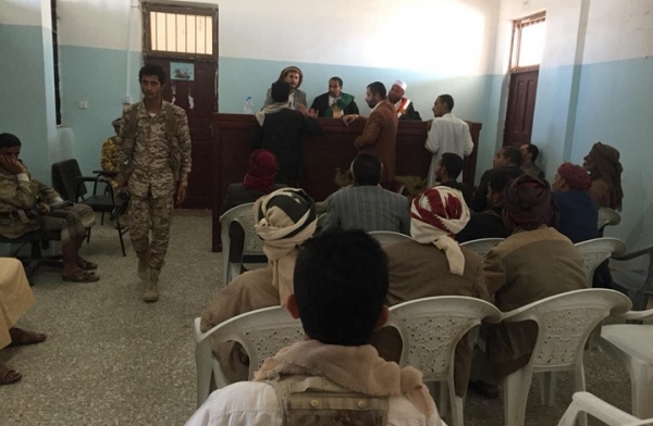 أمهات المختطفين بالحديدة تندد باختطاف الحوثيين للنساء