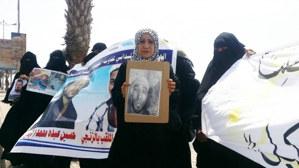 وقفة احتجاجية لأمهات المخفيين قسرياً للمطالبة بالكشف عن مصير ذويهن في عدن