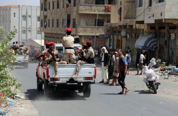 حملة أمنية تضبط عددا من المطلوبين ومسلحون يقطعون خط تعز - عدن